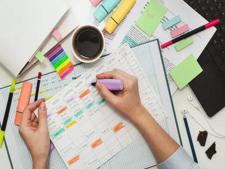 Planejamento semanal com marca-textos e materiais de estudo